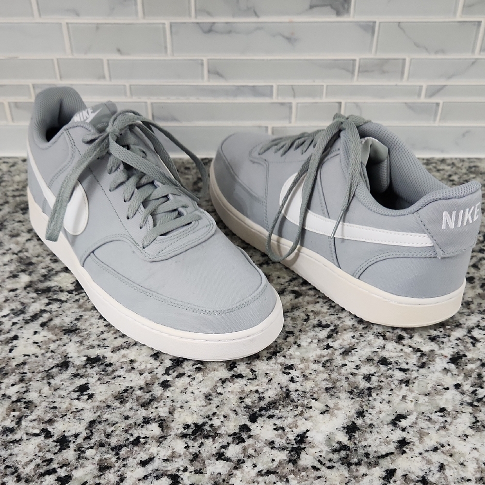Nike Men's Light Grey and White Low-Top Sneakers